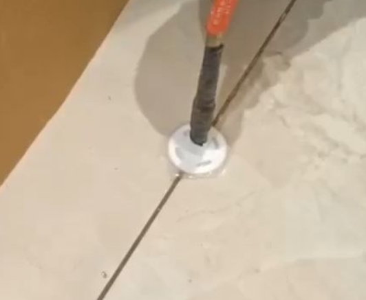 衡阳瓷砖空鼓维修公司专业解答瓷砖在铺贴过程中，如果没有涂抹均匀到位的粘结材料（如水泥砂浆或瓷砖胶），可能会导致以下问题