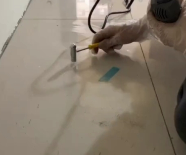 衡阳瓷砖开裂维修公司专业分享瓷砖在铺贴前如果没有沥干水分，将会导致以下问题