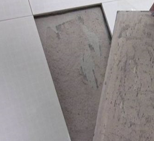 衡阳瓷砖空鼓维修公司分享瓷砖铺贴时如果打浆（即涂抹在瓷砖背面和基层上的砂浆或瓷砖胶）过少，会带来以下问题